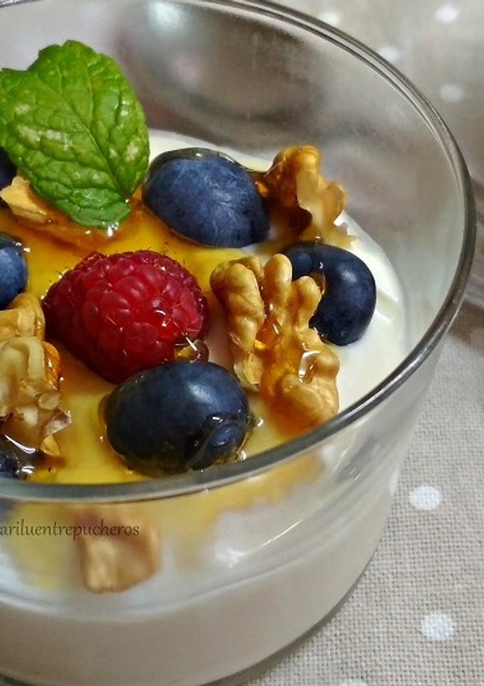 Una foto de Crema de requesón con yogur y frutos rojos
