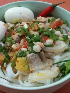 Hình của món Mì quảng tôm thịt.