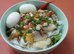 Hình của món Mì quảng tôm thịt.