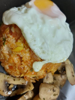 Una foto de Arroz frito con kimchi 🌻🥣