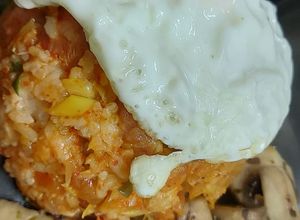 Una foto de Arroz frito con kimchi 🌻🥣