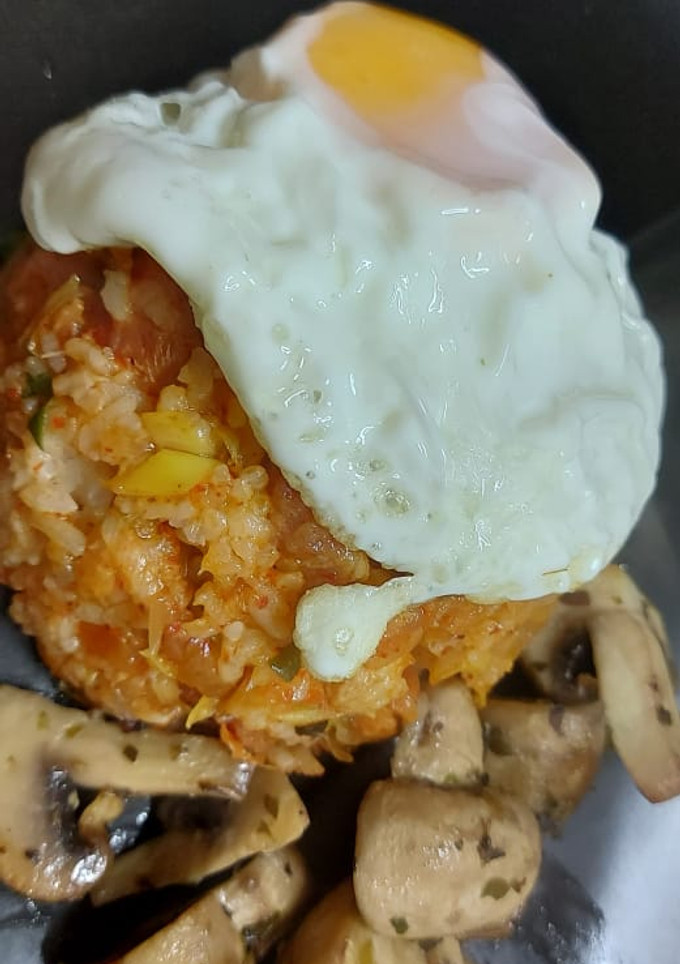Una foto de Arroz frito con kimchi 🌻🥣