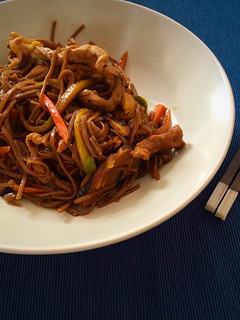 Una foto de Fideos soba con carne y verduras