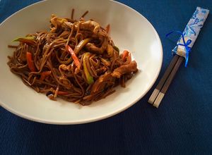 Foto principal de Fideos soba con carne y verduras
