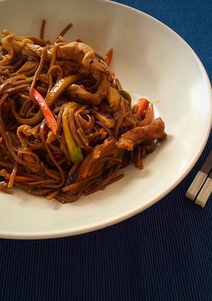 Una foto de Fideos soba con carne y verduras