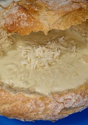 Fokhagymakrémleves cipóban recept fotója