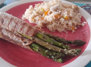 Una foto de Espárragos envueltos en lomito de cerdo