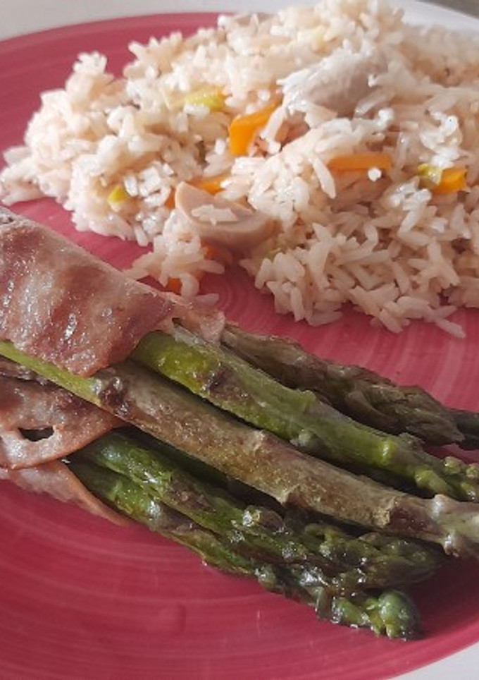 Una foto de Espárragos envueltos en lomito de cerdo