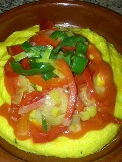 Una foto de Polenta tricolor (vegano)