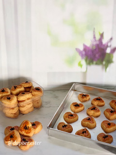 Foto resep Salted Egg Yolk Cookies with Black Sesame Seeds