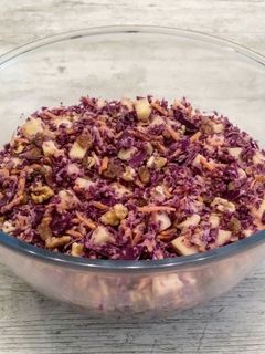 Una foto de Ensalada de col lombarda