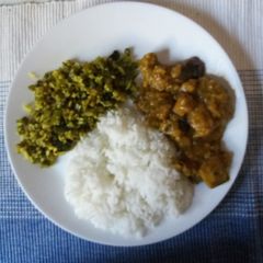 A picture of Brinjal Ghotsu and Cluster beans curry.