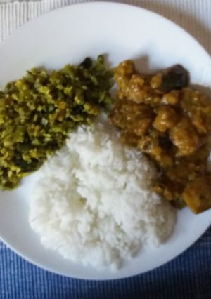 A picture of Brinjal Ghotsu and Cluster beans curry.
