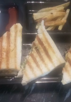 A picture of Spinach cheese corn sandwitch.