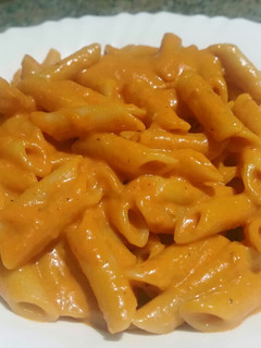 Una foto de Pasta con salsa de piquillos