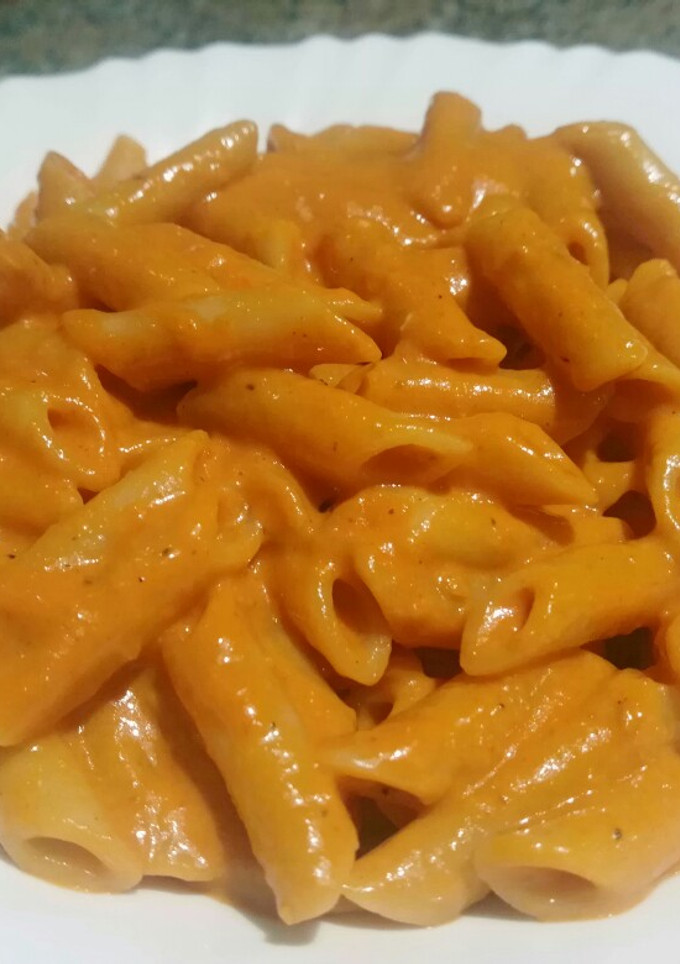 Una foto de Pasta con salsa de piquillos
