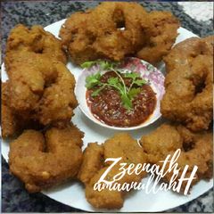 A picture of Chana and Moong Daal Medu Vadas.