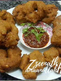 A picture of Chana and Moong Daal Medu Vadas.