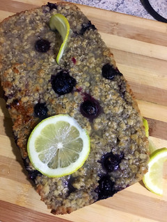 Una foto de 🍋🍋Vegan Lemon- Blueberries cake🍋🍋