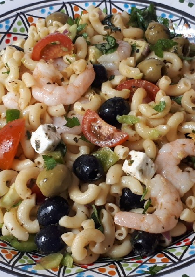 Una foto de Ensalada mediterránea de pasta y langostinos