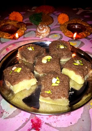 কোকোনাট হাফ চকলেট সন্দেশ (coconut half chocolate sandesh recipe in Bengali) রেসিপির প্রধান ছবি