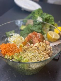 Una foto de Ensalada con sobras de pollo asado