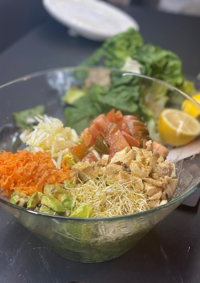 Una foto de Ensalada con sobras de pollo asado