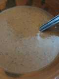 Crema de frijoles pintos con chiles rojos secos dorados y epazote