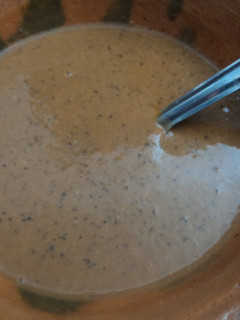 Una foto de Crema de frijoles pintos con chiles rojos secos dorados y epazote