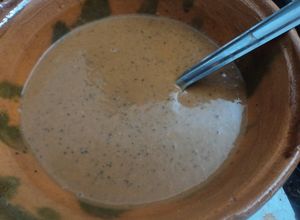 Una foto de Crema de frijoles pintos con chiles rojos secos dorados y epazote