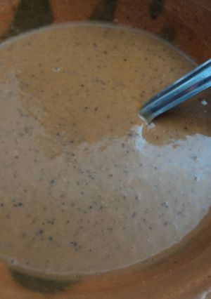 Una foto de Crema de frijoles pintos con chiles rojos secos dorados y epazote