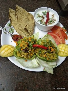 कोरिअंडर कॅप्सिकम ग्रीन खिचडी (coriander capsicum green khichdi recipe in marathi) रेसिपी चे मुख्य फोटो