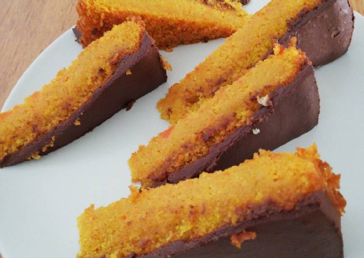 Pastel de zanahoria con cobertura de chocolate