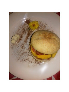 Una foto de Scones relleno de mermelada de fresa