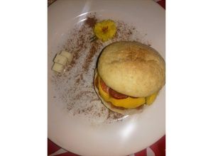 Una foto de Scones relleno de mermelada de fresa