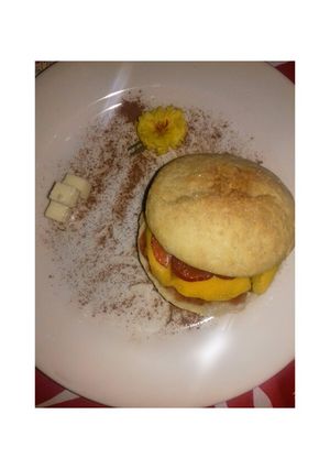 Una foto de Scones relleno de mermelada de fresa
