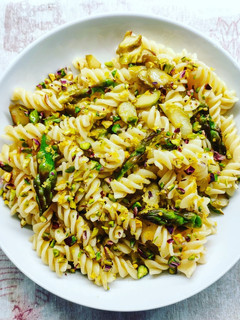 Foto di Fusilli con asparagi, limone e pistacchi