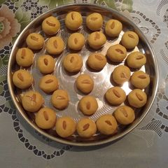 A picture of Besan ladoos.