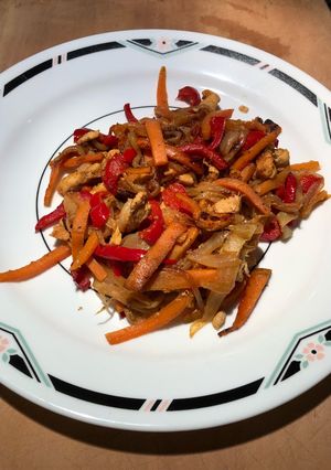 Una foto de Julianas de pollo con verdura