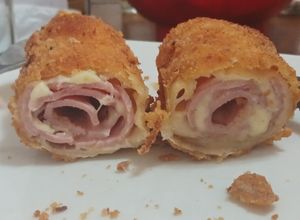 Una foto de Rollos de jamón y queso fritos