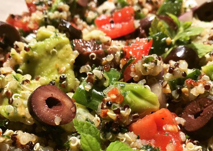 Quinoa Powersalat mit Avocado und Tomate