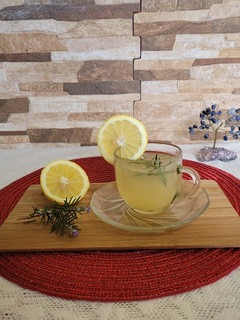 Una foto de Té de limón y romero