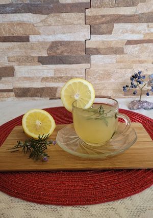 Una foto de Té de limón y romero