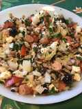 Salade marinée de haricots oeil noir aux tomates, saucisses, artichauts, olives, oignon et feta