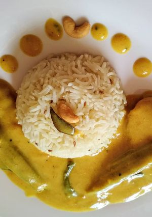 A picture of Kadhi chawal.