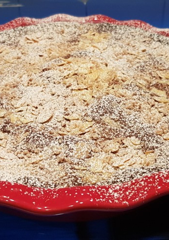 Una foto de Tarta de almendras con turrón duro