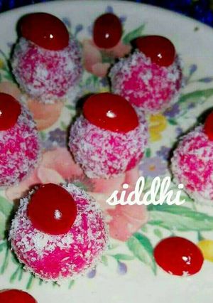 A picture of Starwberry coconut laddu.