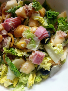 Una foto de Ensalada de pasta con plátano 🍌y alioli