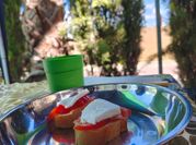 Una foto de tapas con queso fresco