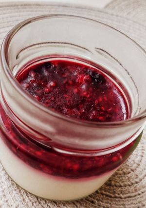 Panna cotta erdei gyümölccsel recept fotója